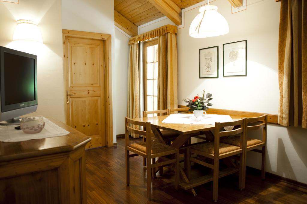 Holidays Dolomiti Apartment Resort Carisolo Room photo